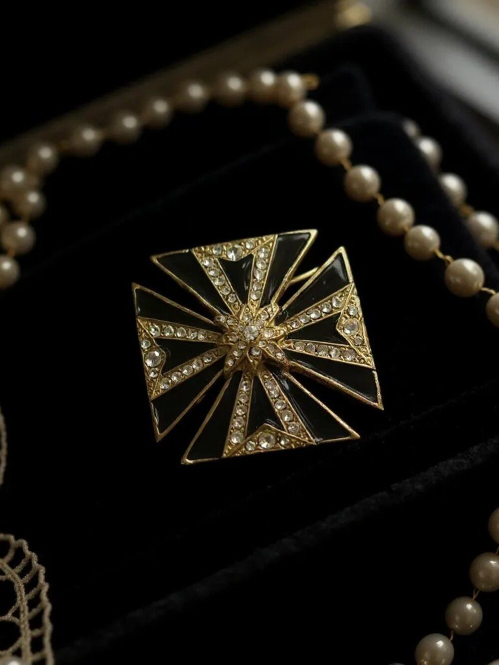 VINTAGE 1940's BLACK ENAMEL &  CLEAR RHINESTONE MALTESE CROSS BROOCH / PENDANT